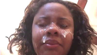 שוואַרץ בראַזיליאַן מיידל געץ אַ קום אויף איר פּנים נאָך אַנאַל געשלעכט מיט אַ גרויס פּאָץ